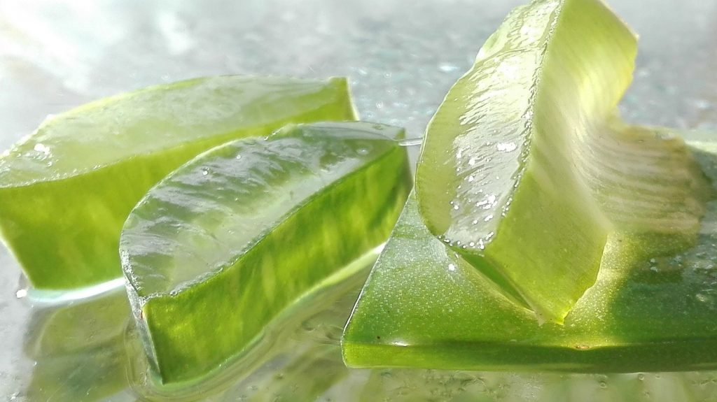 Know how to use aloe vera for a glowing skin