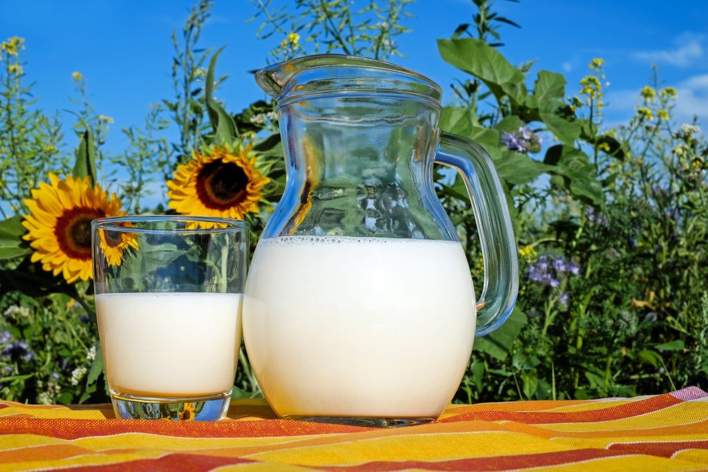 Tips to use raw milk as a natural product for your skin 