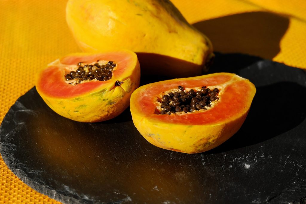 Tips to use papaya for a healthy skin. 